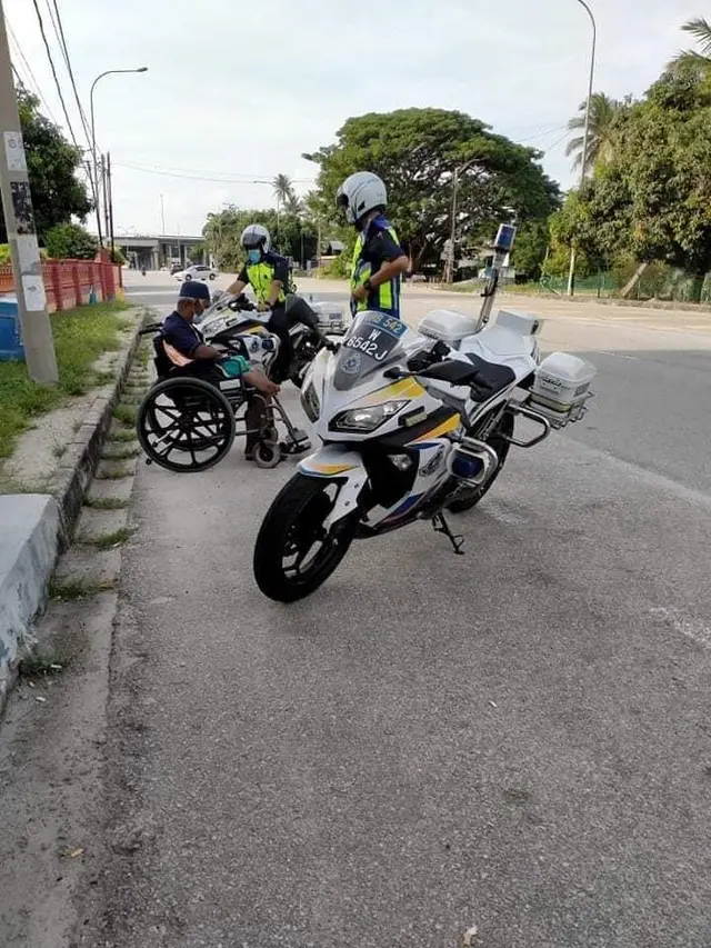 Aksi Polisi Antar Pulang Pria Berkursi Roda Dipinggir Jalan Ini Bikin Haru