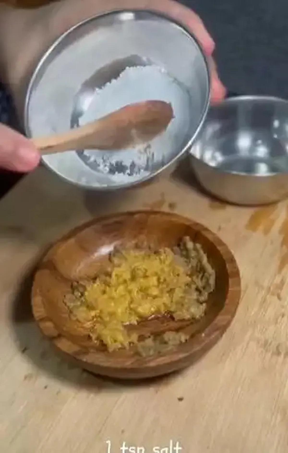Cara Memutihkan Gigi Kuning Tanpa Bleaching, Coba Kulit Pisang dan 2 Bahan Dapur Ini