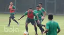 Pemain Timnas Indonesia U-22, Marianus Wanewar, berusaha melewati Bagas Adi saat latihan di Lapangan SPH Karawaci, Banten, Rabu (10/5/2017)