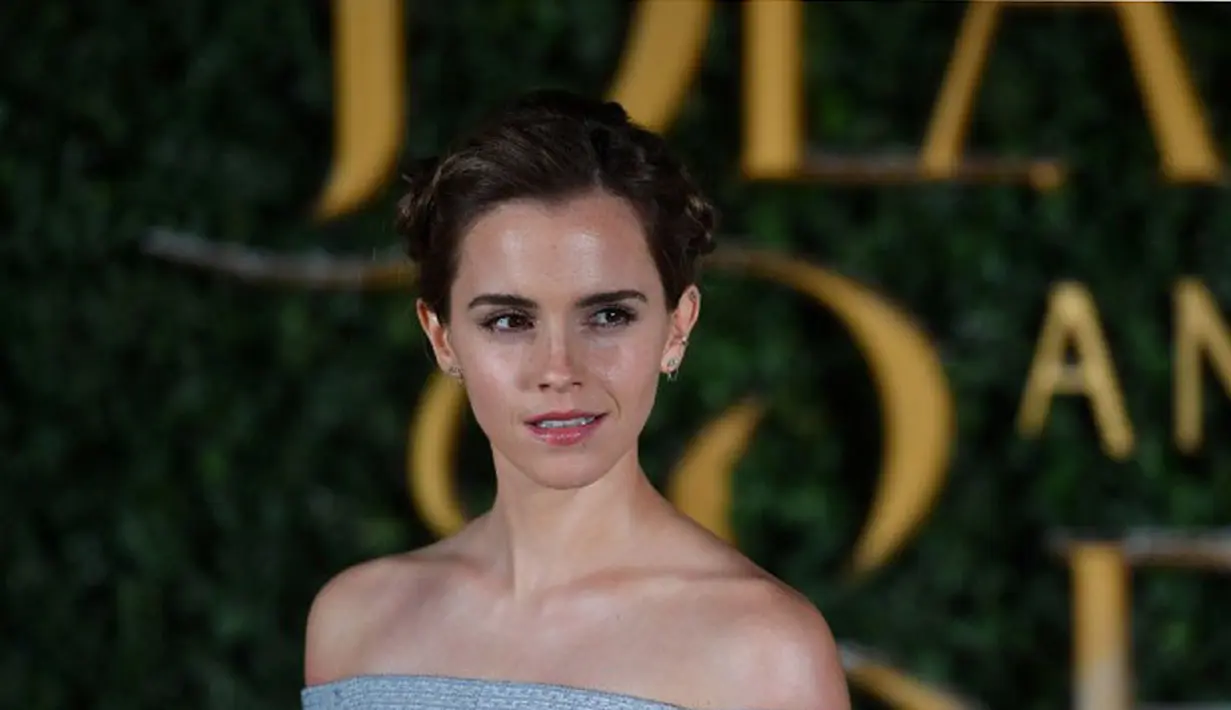 Mengenakan gaun berwarna biru muda, Emma terlihat sangat cantik saat itu dan seperti seorang princess. Ia hadir di launching tersebut bersama lawan mainnya Dan Stevens. (AFP/Bintang.com)