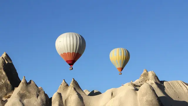 6 Arti Mimpi Naik Balon Udara, Pertanda Percintaan Rumit? (Pixabay)
