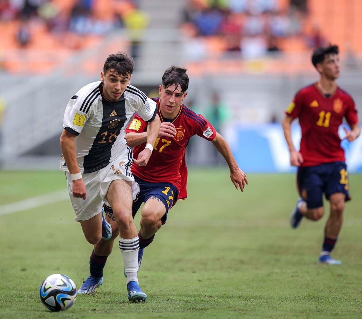 Timnas Jerman U-17 sukses melangkahkan kakinya ke babak semifinal Piala Dunia U-17 setelah menggilas Spanyol. Mereka menang dengan skor tipi 1-0 dalam duel pada babak perempat final di Jakarta International Stadium (JIS), Jumat (24/11/2023).