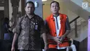 Hakim PN Balikpapan nonaktif Kayat (kanan) usai menjalani pemeriksaan di Gedung KPK, Jakarta, Jumat (30/8/2019). Kayat diperiksa sebagai tersangka untuk melengkapi berkas terkait dugaan suap memengaruhi vonis bebas Sudarman yang menjadi terdakwa dalam kasus pemalsuan surat. (merdeka.com/Dwi Narwoko)