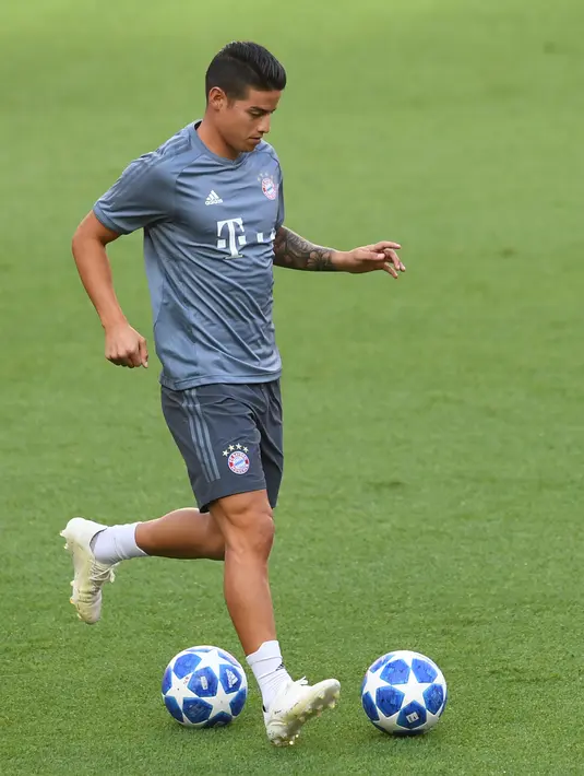Gelandang Bayern Munchen, James Rodriguez menggiring bola saat latihan di stadion Luz di Lisbon (18/9). Munchen akan bertanding melawan wakil Portugal, Benfica pada babak penyisihan grup E Liga Champions. (AFP Photo/Francisco Leong)