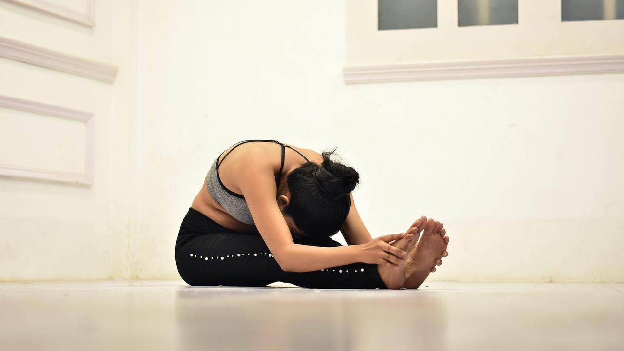 Gerakan Yoga yang Dapat Menenangkan Sistem Saraf dalam Hitungan Menit
