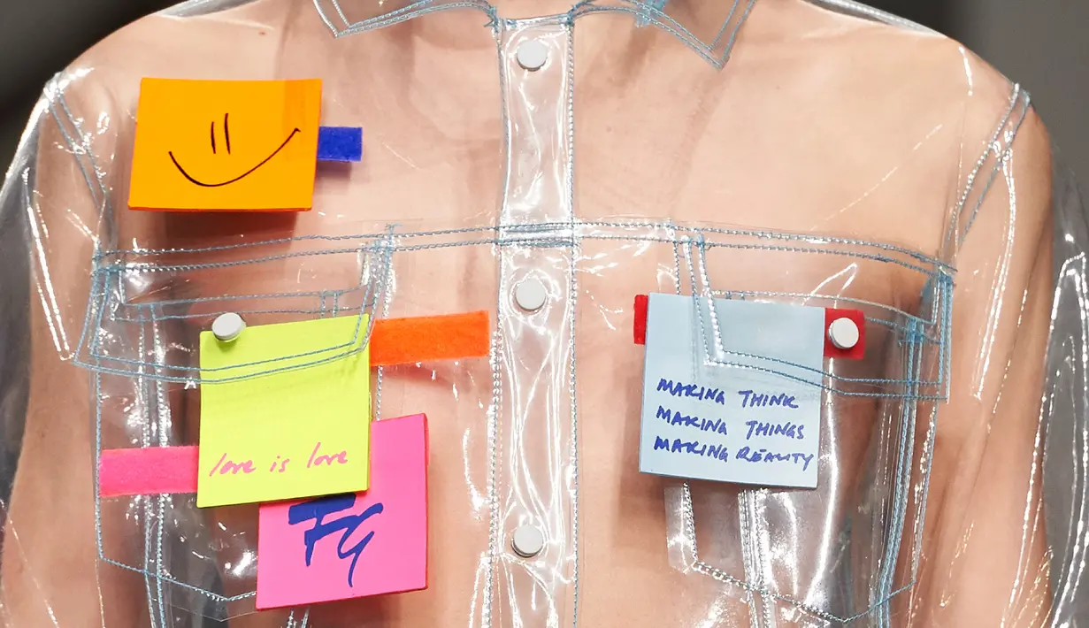 Sebuah outerwear transparan berpotongan jaket ditempel kertas post-it selama London Fashion Week edisi Fall/Winter 2017 di London, 17 Februari 2017. Label Fyodor Golan merilis busana dengan tempelan kertas post-it di setiap koleksinya (NIKLAS HALLE'N/AFP)