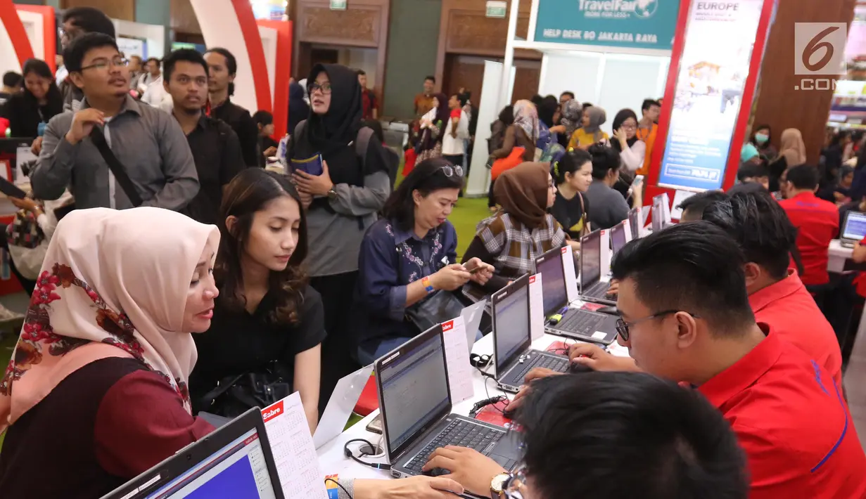 Pengunjung memesan tiket pada pameran Garuda Indonesia Travel Fair (GATF) 2018 di Jakarta Convention Centre, Jumat (5/10). GATF hadir dengan sederet program promosi, berupa benefit menarik bagi pemegang Mandiri Debit dan Kredit (Liputan6.com/Angga Yuniar)