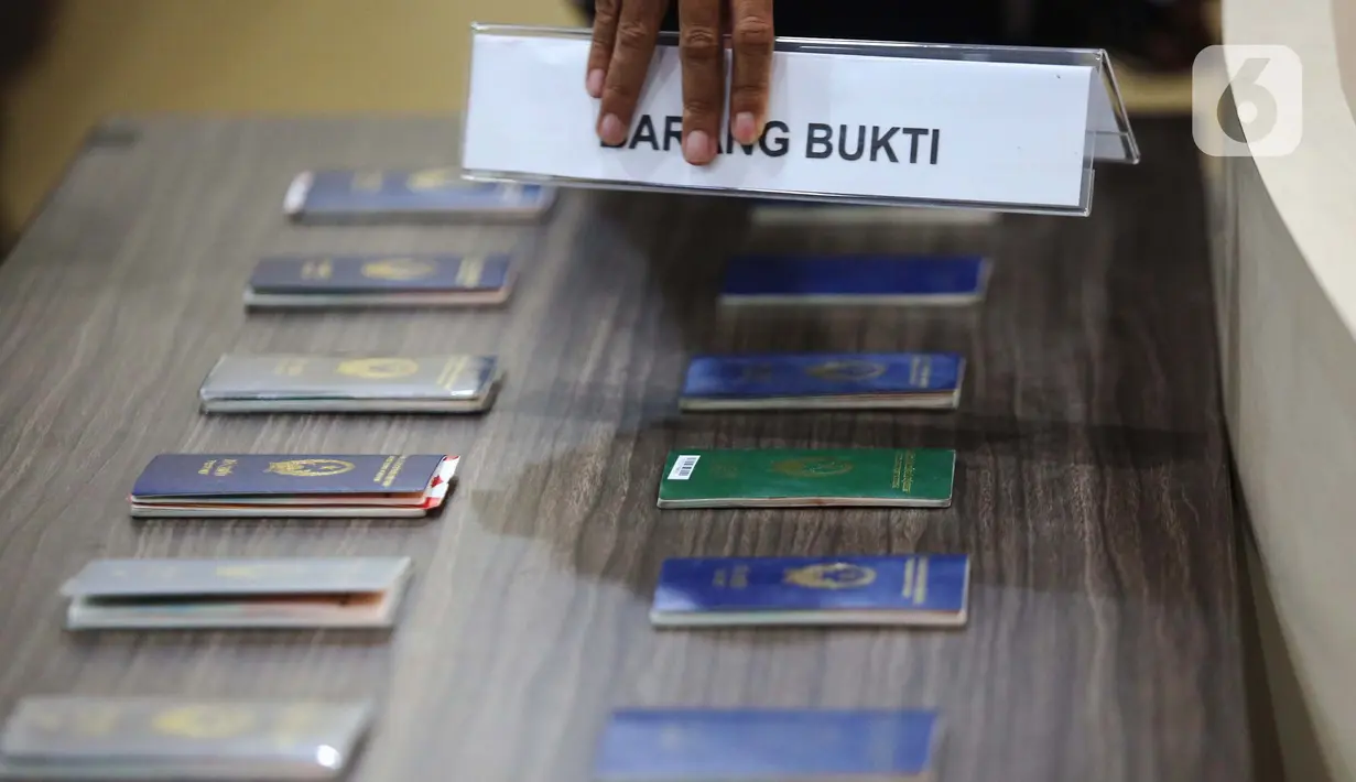 Sebagai barang bukti, petugas Imigrasi menunjukkan paspor kewarganegaraan ke-12 WNA yang diduga menyalahgunakan visa kunjungan dan wisata. (Liputan6.com/Angga Yuniar)