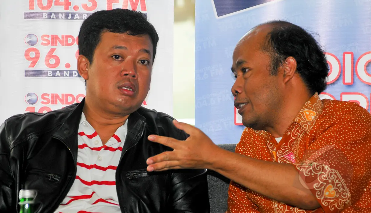 Kepala BNP2TKI Nusron Wahid (kiri) berbincang dengan Analis Kebijakan Migrant Care, Wahyu Susilo disela diskusi 'Elegi untuk TKI' di Jakarta, Sabtu (18/4/2015). (Liputan6.com/Yoppy Renato)