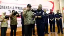 Ketua KPU RI Arief Budiman memakaikan topi kepada perwakilan daerah di acara Peluncuran Pemilihan Kepala Daerah dan Wakil Kepala Daerah Serentak tahun 2018 di Gedung KPU, Menteng, Jakarta Pusat, Rabu (14/6). (Liputan6.com/JohanTallo)