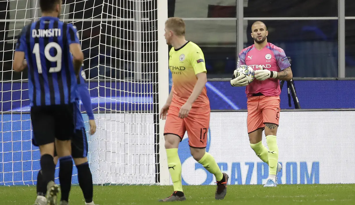 Kiper Manchester City, Kyle Walker menangkap bola saat melawan Atalanta pada pertandingan Grup C Liga Champions di stadion San Siro, Milan, Italia (6/11/2019). Kyle Walker yang berposisi bek mengantikan kiper Claudio Bravo yang mendapat kartu merah dipertandingan ini. (AP Photo/Luca Bruno)