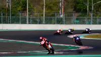 Pembalap Astra Honda Racing Team, Rheza Danica Ahrens (kiri), memacu motor Honda CBR 250 RR dalam sesi latihan bebas hari pertama seri Asia Road Racing Championship (ARRC) 2023 kelas AP250  di Sirkuit Mandalika, Lombok, Jumat (11/08/2023). Rheza berhasil menempati posisi pertama dengan catatan waktu 1 menit 47,149 detik. (Dok. AHRT)
