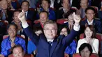 Kandidat Presiden Korsel, Moon Jae-in mengangkat tangan usai hasil hitung cepat memperlihatkan dia unggul dibanding calon lainnya di Seoul, Selasa (9/5). Calon Partai Demokrat itu menang telak dengan mengantongi 41,4 persen suara (AP Photo/Ahn Young-joon)