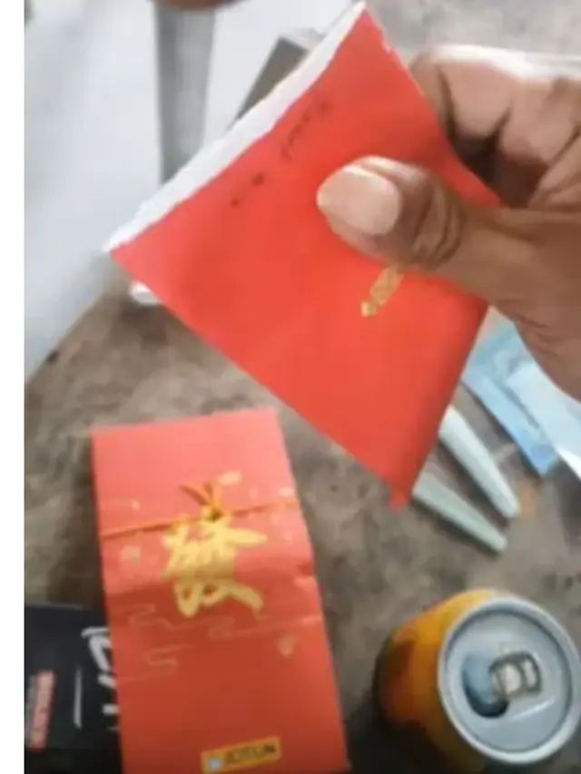 Buka Angpao Terlalu Cepat, Pria Ini Tak Sengaja Robek Uang Kertas di Dalamnya