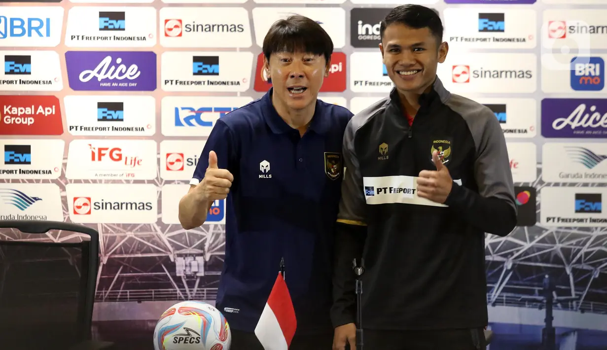 Pelatih Shin Tae Yong (kiri) bersama pemain Timnas Indonesia Dimas Drajad usai memberikan keterangan resmi jelang laga FIFA Matchday melawan Argentina di Stadion Utama Gelora Bung Karno, Jakarta, Minggu (18/6/2023). (Liputan6.com/Helmi Fithriansyah)