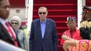 Presiden Turki Recep Tayyip Erdogan didampingi istrinya Emine tiba di Bandara Internasional Ngurah Rai menjelang KTT G20 di Bali, Indonesia, Senin (14/11/2022) .Erdogan terlihat memakai kacamata dengan jas berwarna biru tua. Tarian khas Bali menyambut kedatangan Erdogan. (AP Photo/Firdia Lisnawati )