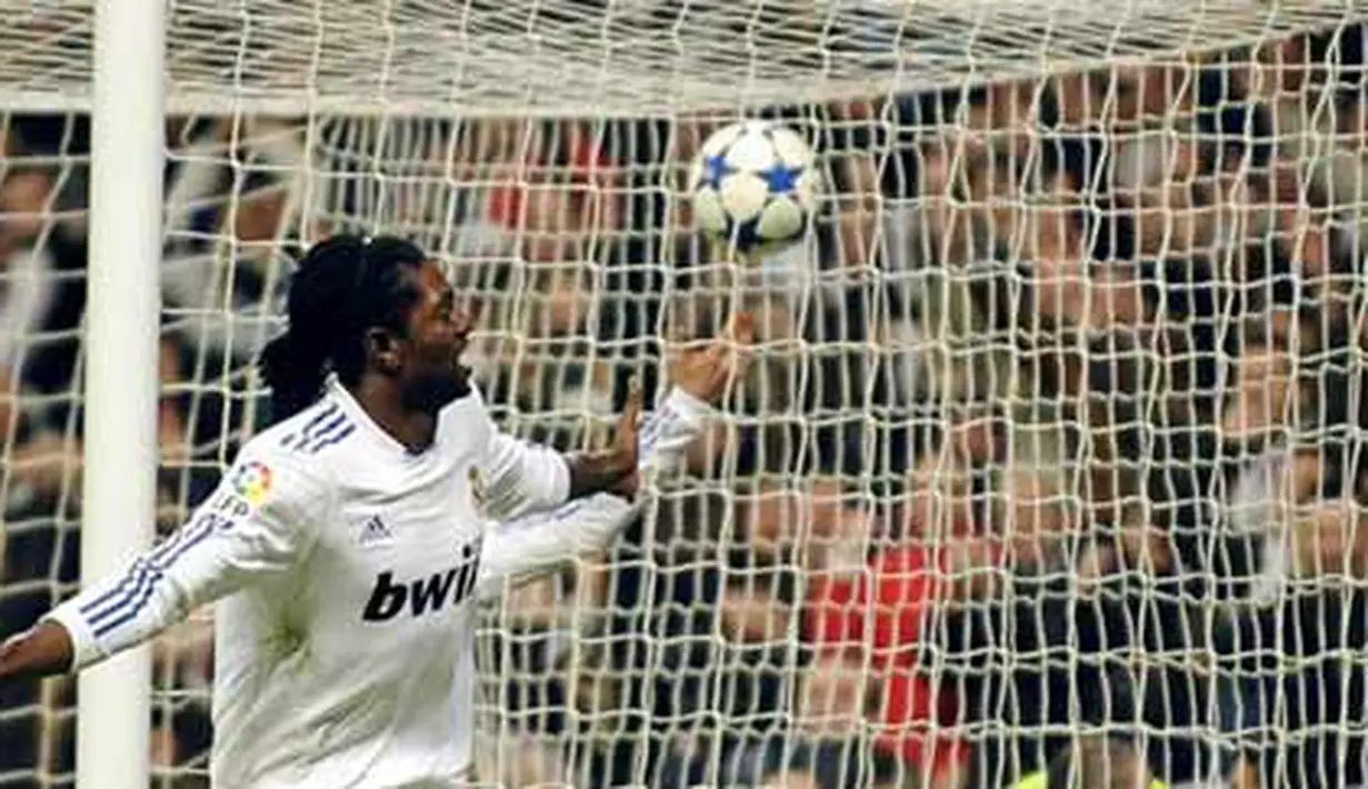 Keceriaan Emmanuel Adebayor setelah mencetak gol pertamanya bagi Real Madrid yang mengalahkan Sevilla 2-0 pada leg kedua semifinal Copa del Rey di Santiago Bernabeu, 2 Februari 2011. AFP PHOTO/PEDRO ARMESTRE