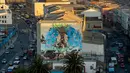 Pemandangan mural di sebuah bangunan di Valparaiso, Chile, 22 April 2019. Jalan bernama Elias Street di Valparaiso tak berbeda jauh dengan jalanan di negara lain, trotoarnya sempit dan berliku. (Martin BERNETTI/AFP)