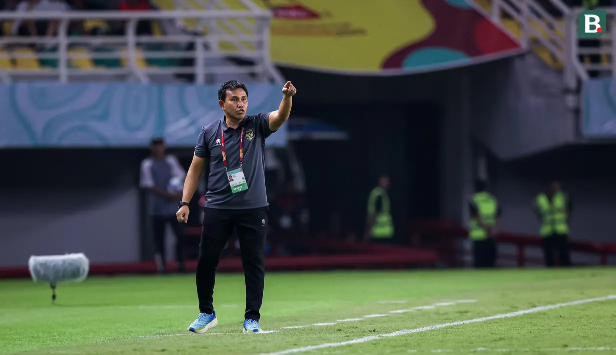 <p>Pelatih kepala Timnas Indonesia U-17, Bima Sakti memberi instruksi kepada pemainnya saat menghadapi Timnas Panama U-17 pada laga kedua Grup A Piala Dunia U-17 2023 di Stadion Gelora Bung Tomo (GBT), Surabaya, Senin (13/11/2023). (Bola.com/Bagaskara Lazuardi)</p>
<p>&nbsp;</p>