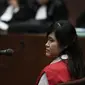 Jessica Kumala Wongso, tersangka pembunuhan Wayan Mirna Salihin, mendengarkan jawaban Jaksa Penuntut Umum (JPU) dalam sidang lanjutan di PN Jakarta Pusat, Selasa (21/6). Sidang tersebut dipimpin Ketua Majelis Hakim Kisyoro. (Liputan6.com/Faizal Fanani)