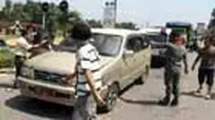 Ratusan warga dan mahasiswa yang tergabung dalam Aliansi Rakyat Kampar berunjuk rasa di Jalan Profesir M. Yamin, Riau. Mereka menuntut Menteri Dalam Negeri, agar menyelesaikan konflik lima desa.