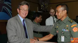 Citizen6, Jakarta: Wakapuspen TNI Brigjen TNI Suratmo didampingi oleh Mr. Adam Rutland menutup Pelatihan Operasi Media di Balai Wartawan Puspen TNI, Mabes TNI Cilangkap, Jakarta Timur, Jumat (27/7). (Pengirim: Badarudin Bakri).
