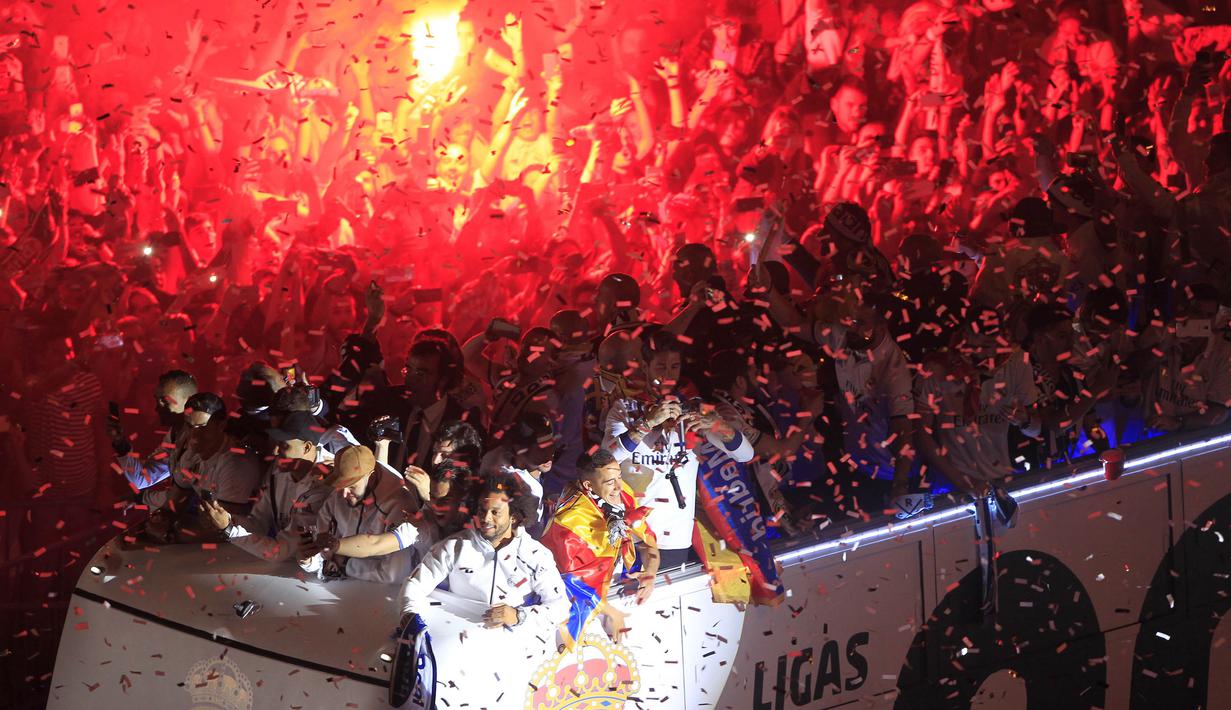 Para pemain Real Madrid bersama suporter merayakan keberhasilan mereka menjuarai La Liga Spanyol di Lapangan Cibeles, Madrid, (22/05/2017). Real Madrid meraih juara La Liga untuk ke-33 kalinya. (EPA/Victor Lerena)