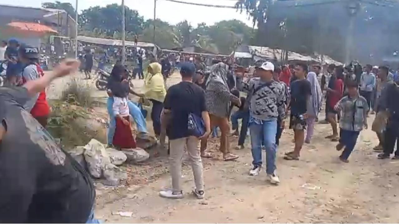 Warga Kosambi Tangerang Murka, Rusak & Bakar Truk Tambang Langgar Jam Operasi dan Sebabkan Banyak Kecelakaan