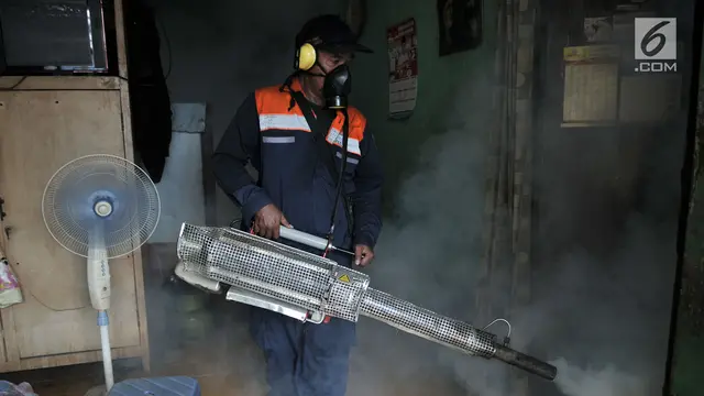 Cegah DBD, Warga Cipinang Lakukan Fogging