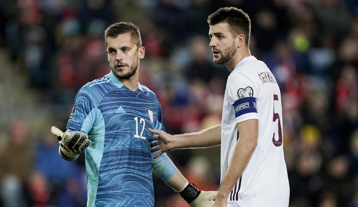 Roberts Ozols. Kiper Latvia berusia 26 tahun yang kini memperkuat FC Riga, mencatat 37 kali saves dan kebobolan 7 gol dari total 7 laga di Kualifikasi Piala Dunia 2022 Grup G. Dengan koleksi 9 poin dari 10 laga, Latvia berada di posisi ke-5, di atas Gibraltar. (AFP/Stian Lysberg Solum)