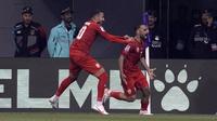 Selebrasi gelandang Timnas Bahrain, Ali Madan (kanan) bersama rekannya, Mahdi Al Humaidan setelah menjebol gawang Malaysia di masa injury time babak kedua pada laga kedua Grup E Piala Asia 2023 di Jassim bin Hamad Stadium, Al Rayyan, Qatar, Sabtu (20/1/2024) sore waktu setempat. (AP Photo/Thanassis Stavrakis)