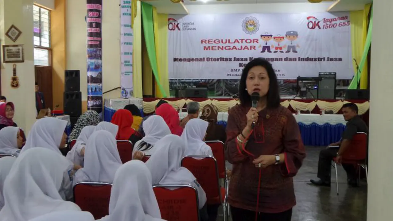Dewan Komisioner OJK  mengajar soal keuangan kepada ratusan anak SMP Harapan 1 Medan.