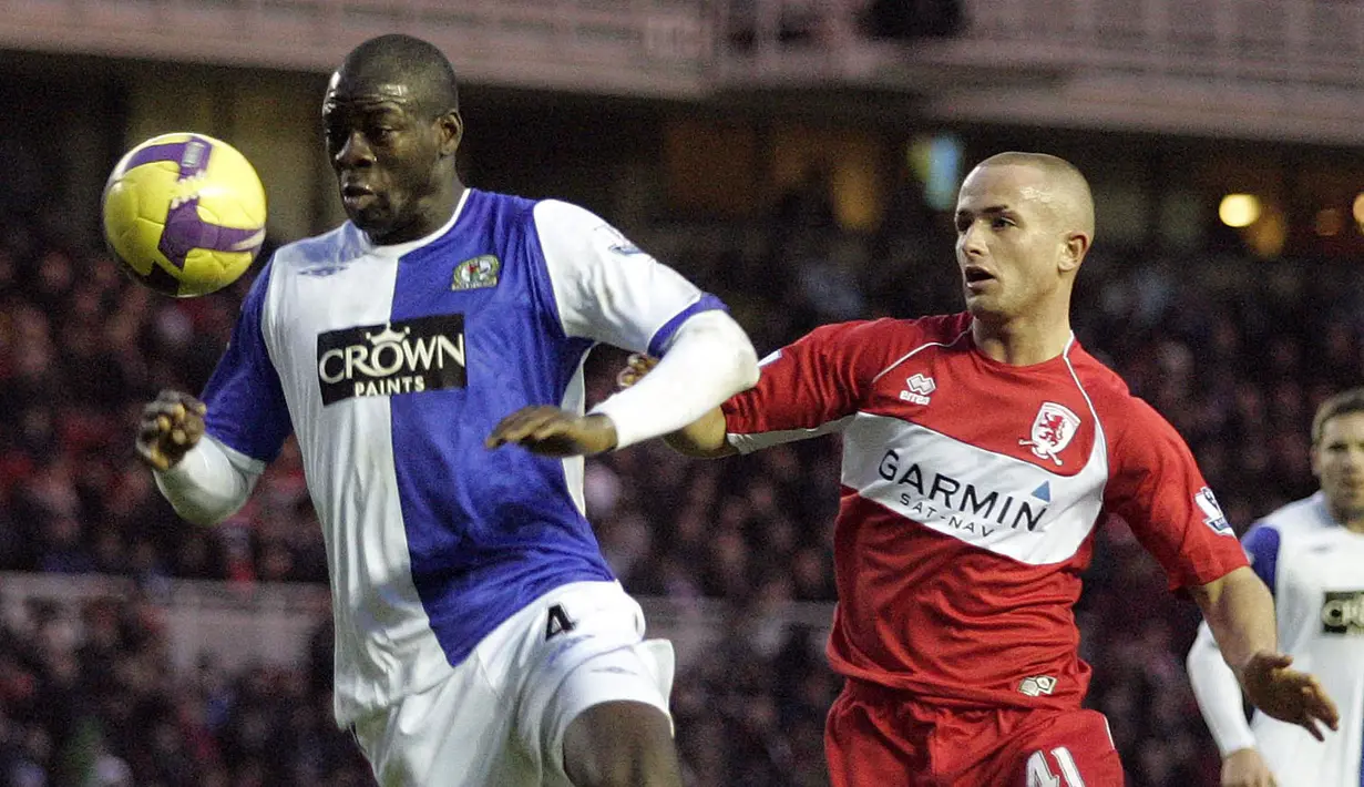 Nasib sama juga dialami oleh Chris Samba. Ia menginginkan untuk bermain di klub yang lebih besar usai dirinya tidak setuju dengan pihak klub yang memecat pelatihnya, Sam Allardyce pada 2010. Namun hanya hal itu bersifat sementara dan benar-benar dicopot saat hengkang pada 2012. (AFP/Graham Stuart)