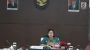 Menko Pembangunan Manusia dan Kebudayaan Puan Maharani saat memimpin rapat koordinasi di Jakarta, Selasa (16/1). Rapat koordinasi ini membahas pelaksanaan bantuan sosial (bansos) pangan. (Liputan6.com/Angga Yuniar)