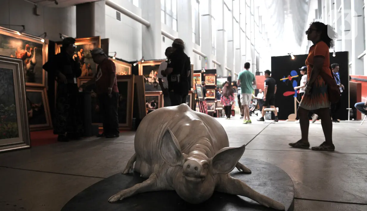 Suasana Indonesian Art Festival "Pesta Seni Rupa Indonesia" di Museum Nasional, Jakarta, Minggu (10/11/2019). 200 seniman dari berbagai daerah di Indonesia tersebut tergabung dalam Bengkel Pelukis Militan Indonesia. (merdeka.com/Iqbal S. Nugroho)