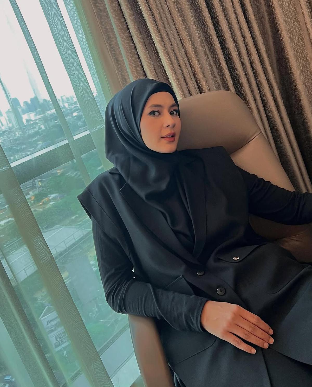 5 Potret Cantik Paula Verhoeven dengan Nuansa Hitam, Outfitnya Berkelas dan Tak Pernah Gagal
