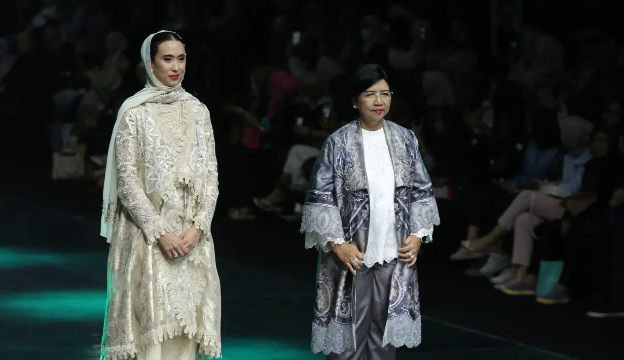 Tampil santun, Menpar Widi Wardhana kenakan kerudung berpayet yang hadirkan kesan mahal dan berkelas