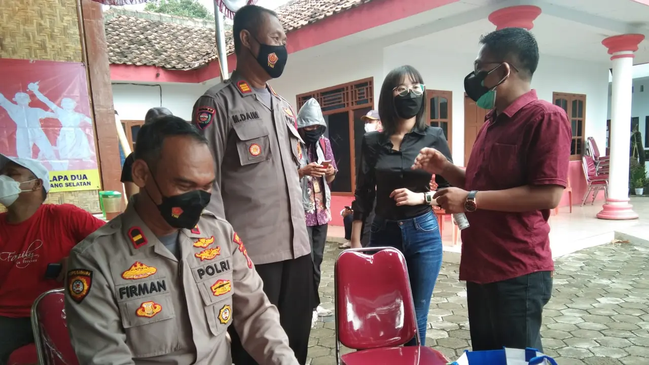 Selebgram yang juga cosplayer Larissa Rochefort, membuka posko vaksinasi booster untuk ratusan warga di wilayah Tangerang Raya