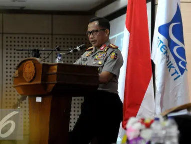 Kapolri Jendral Tito Karnavian saat memberikan materi dalam acara Diskusi Kebangsaan di Universitas Negeri Jakarta, Jakarta, Senin (19/12). Diskusi yang diadakan oleh UNJ ini bertemakan Merangkai Indonesia Dalam Kebhinekaan. (Liputan6.com/Helmi Affandi)