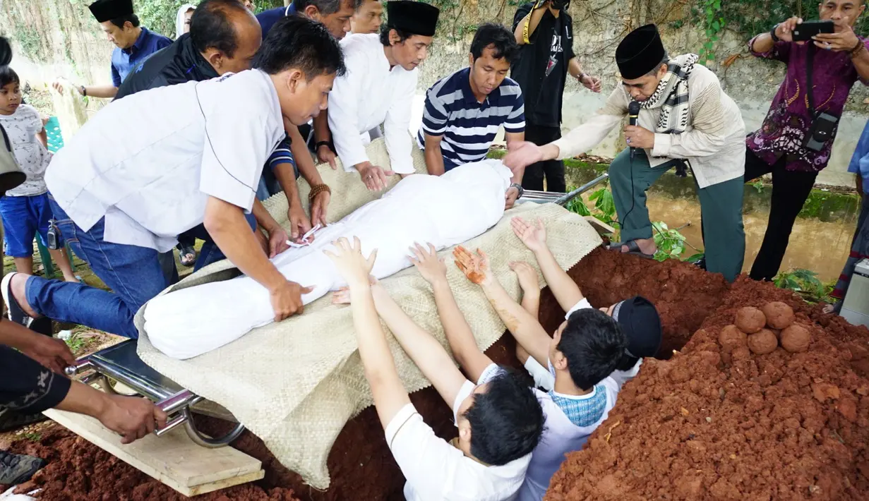 Drummer grup musik asal Yogyakarta ini menjelaskan, selama ini ibundanya selalu tertutup dengan penyakit yang dideritanya. Lantaran, almarhum tidak mau merepotkan orang lain. (Syaiful Bahri/Bintang.com)