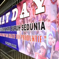 "Hidup untuk cinta, bukan untuk pabrik," begitu sepenggal tulisan pada spanduk di Hari Buruh kemarin.