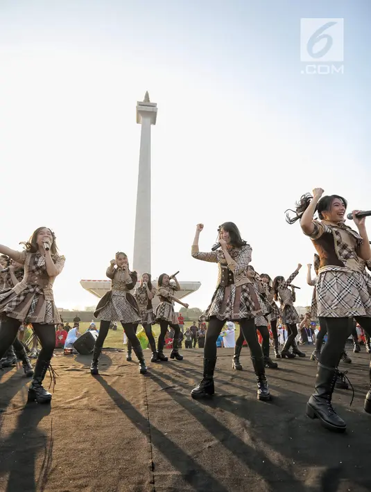 Girlband JKT48 saat tampil dalam acara puncak Kirab Obor Asian Games 2018 di Monas, Jakarta, Sabtu (18/8). Obor Asian Games 2018 diarak dari Monumen Nasional (Monas) menuju Stadion Utama Gelora Bung Karno (SUGBK). (Liputan6.com/Faizal Fanani)