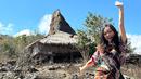 Sumba, memang menjadi salah satu destinasi wisata yang saat ini sangat ramai dikunjungi para wisatawan dalam negeri maupun dari luar negeri. Selain itu banyak para selebriti beberapa tahun terakhir ini menghabiskan waktu liburannya ke Sumba. Seperti halnya Jennifer Eve yang beberapa waktu belakangan potretnya dibagikan di media sosial Instagram.(Liputan6.com/IG/@jennifereve99)