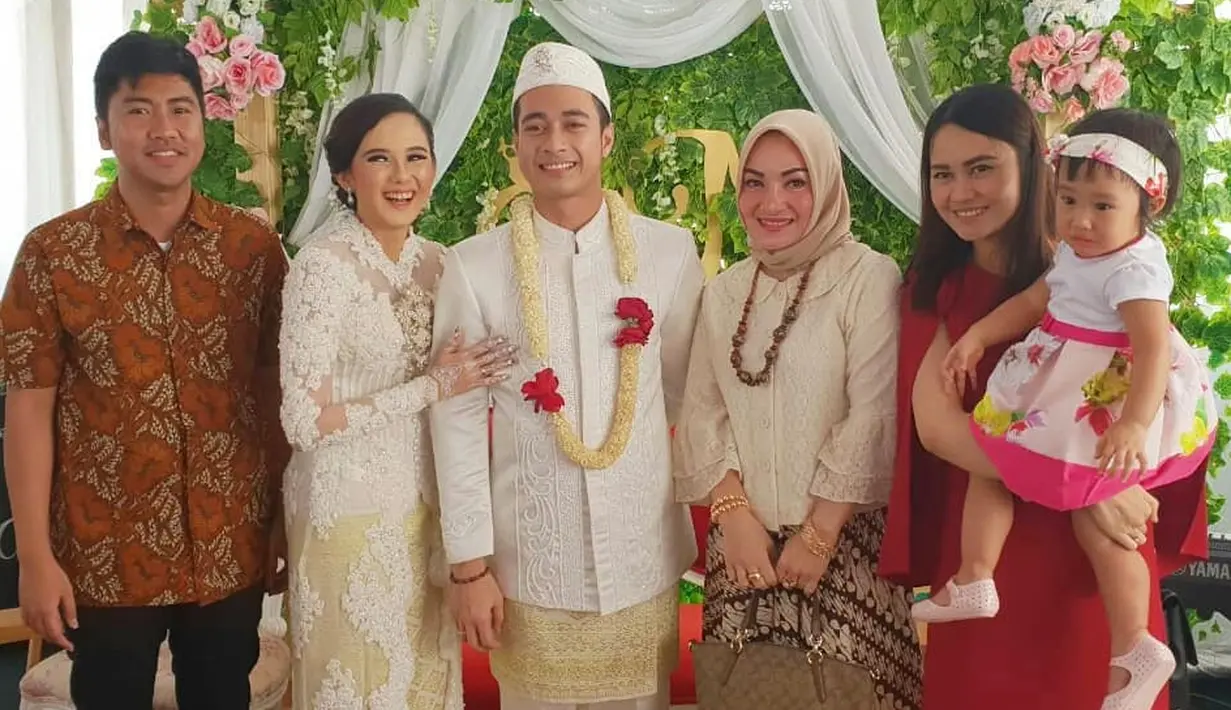 Mengetahui Eza  dan Meiza telah resmi menikah pada Minggu (22/7/2018), ibunda Eza yang dihubungi pun buka suara dan mengungkapkan isi hatinya.  (Instagram/akahusein)