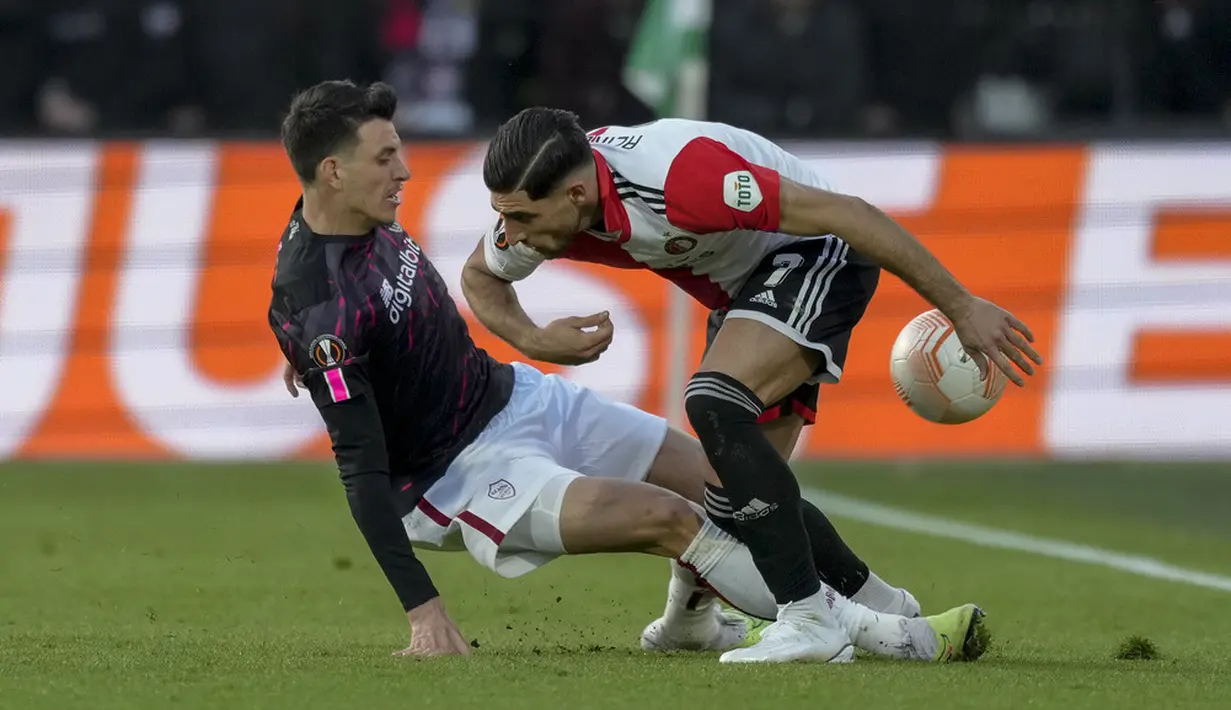 <p>AS Roma takluk 0-1 dalam lawatan ke kandang Feyenoord. Gol Mats Wieffer menjadi pembeda kedua tim. (AP Photo/Peter Dejong)</p>