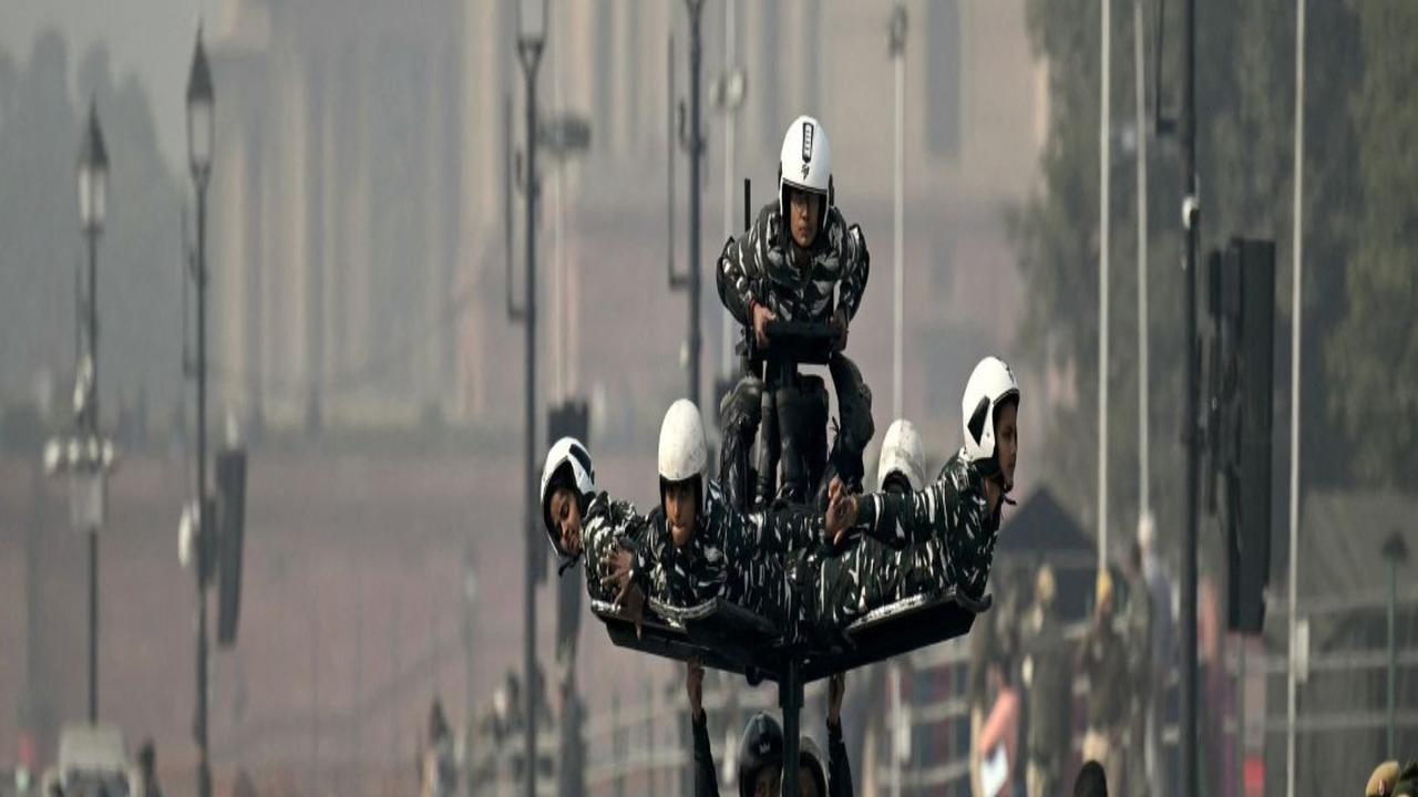 Dengan keahliannya, para wanita pemberani ini menunjukkan kemampuan atraksi yang menentang gravitasi dengan kendaraan roda dua.<br>(Foto Money SHARMA / AFP)<br>