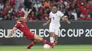 <p>Pemain Timnas Indonesia,&nbsp;Jordi Amat (kiri) berebut bola dengan pemain Kamboja,&nbsp;Sieng Chanthea dalam laga Grup A Piala AFF 2022 di Stadion Utama Gelora Bung Karno, (SUGBK), Jumat (23/12/2022). (Bola.com/Bagaskara Lazuardi)</p>