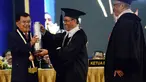 Mantan Wakil Presiden Jusuf Kalla menerima penghargaan HB IX Award 2019 dari UGM, bersamaan dalam peringatan Lustrum XIV UGM, Kamis (19/12/2019). Kiprah JK yang dinilai serius memperjuangkan perdamaian serta kemanusiaan menjadi latarbelakang diberikannya anugerah tersebut. (FOTO: Tim Media JK)