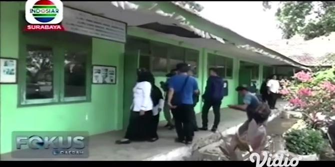 VIDEO: Kayu Termakan Usia, Plafon SDN di Probolinggo Ambruk