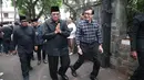 Presiden ke-6 RI Susilo Bambang Yudhoyono (SBY) bersama putranya, Edhie Baskoro Yudhoyono (Ibas), tiba di rumah duka Guruh Soekarnoputra di Jalan Sriwijaya Raya, Kebayoran Baru, Jakarta Selatan, Sabtu (26/9/2026). (KLY/Budy Santoso)